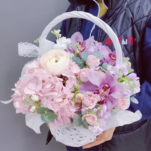 Корзина с цветами из гортензии, ранункулюс,орхидеи