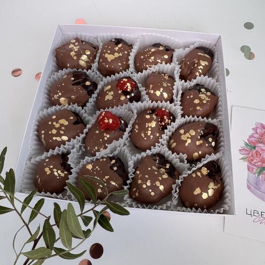 Финики «фаршированные» орешками в молочном шоколаде, 16 штук