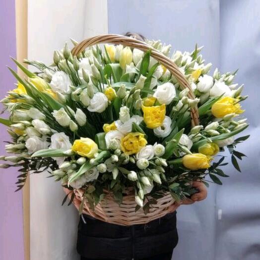 Корзина с цветами из тюльпанов, эустомы