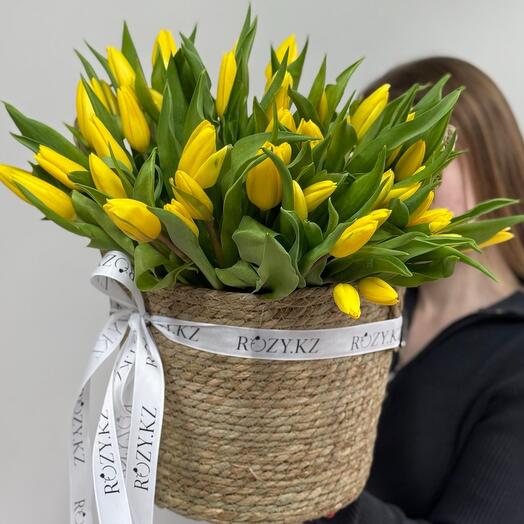 Корзина из 51 тюльпана