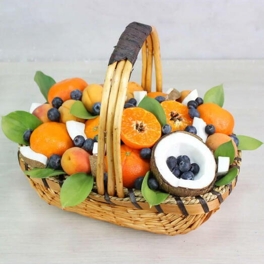Корзина с мандаринками и кокосом