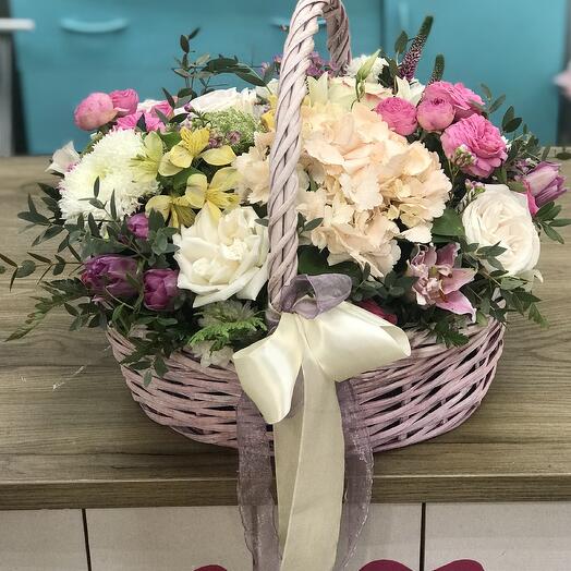Корзина с цветами  гортензия и весенние цветы
