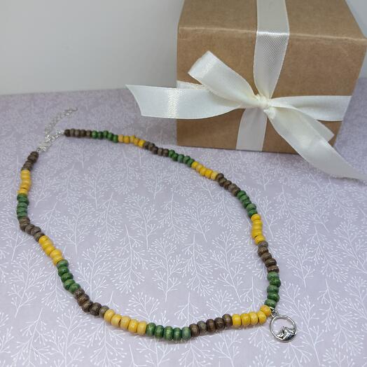 Ожерелье с деревянными состаренными бусинами с подвеской "Горы"