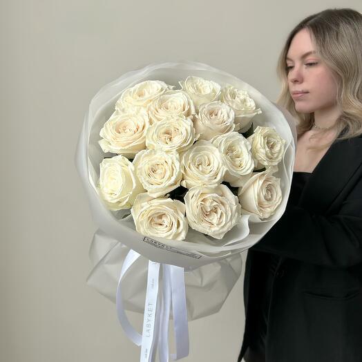 15 белых роз
