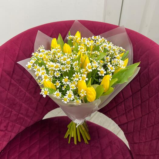 Букет с желтыми тюльпанами и ромашками