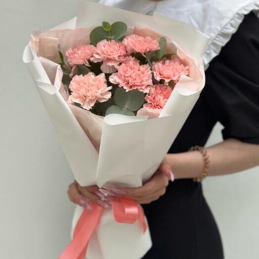 Ramo con Dianthus rosa y eucalipto
