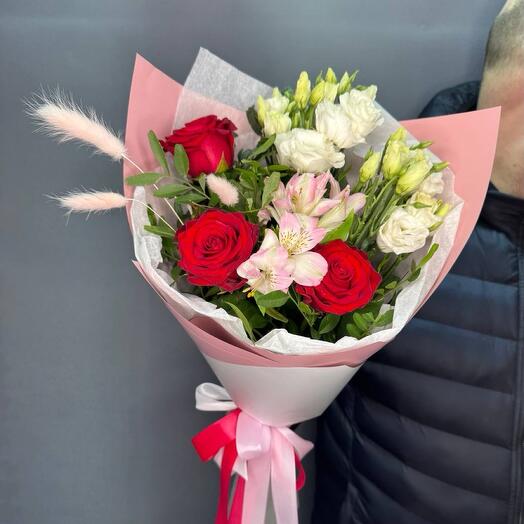 Авторский букет из красных роз, Эустом и сухоцветов