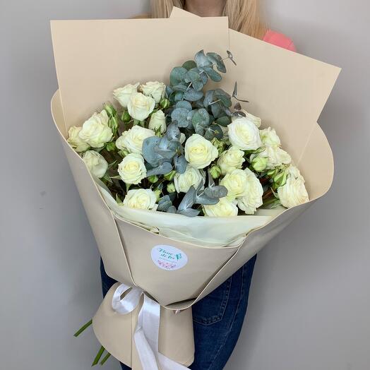 Ramo de rosas blancas con eucalipto