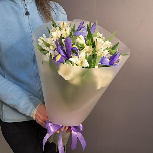 Синие ирисы и белые альстромерии