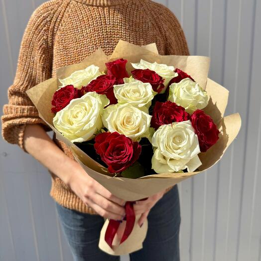 Микс из красных и белых роз