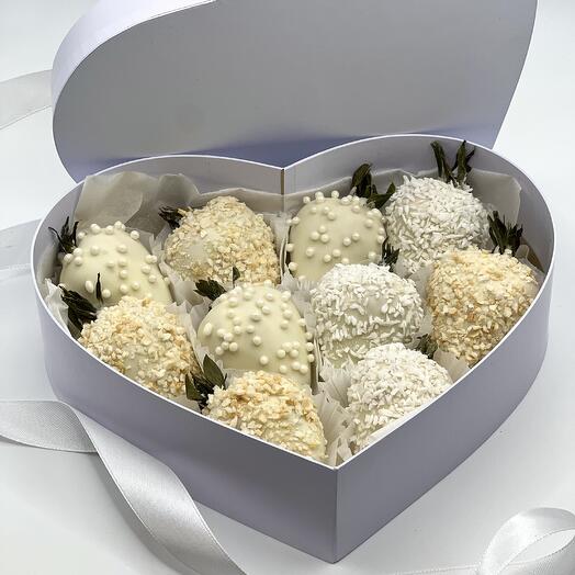 Клубника в шоколаде/белая коробка сердце