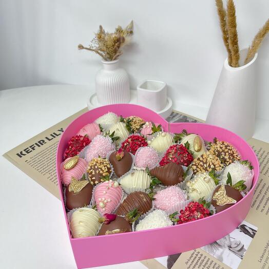 Набор клубничек в коробочке сердце (28-35🍓)