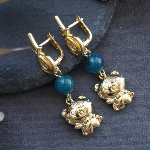 Серьги с апатитом и подвесками-кошечки