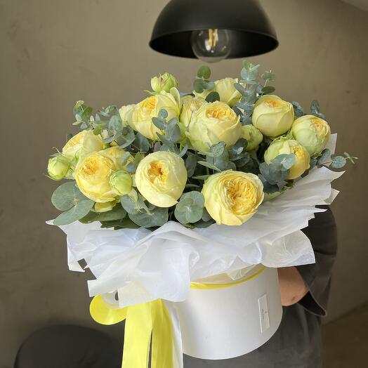 Пионовидные розы в коробке