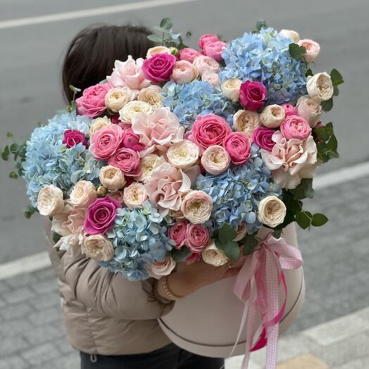 Композиция с пионовидными розами и гортензиями