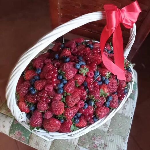 Корзина с ягодами