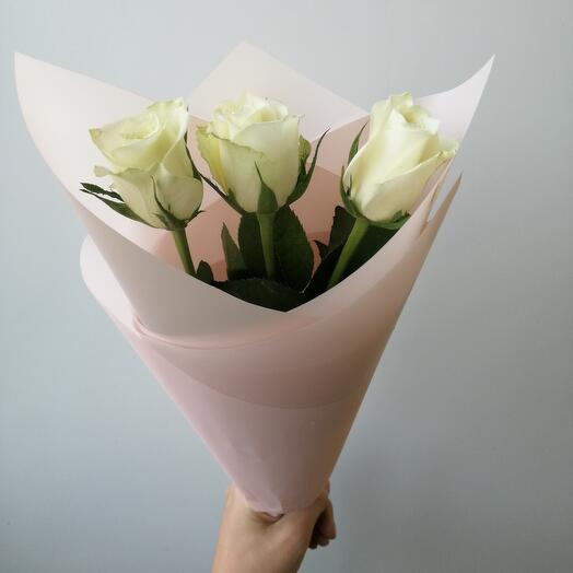 3 белые розы в упаковке