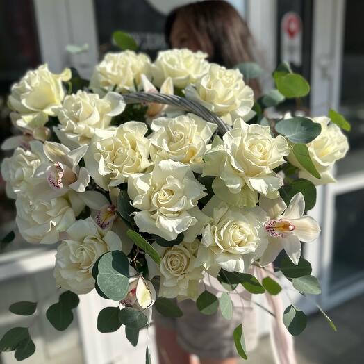 Корзина с белыми розами и орхидей