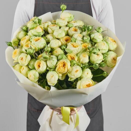 Букет из 15 кустовых лимонных роз Peony Bubbles "Нежность и свет" оформление в упаковку