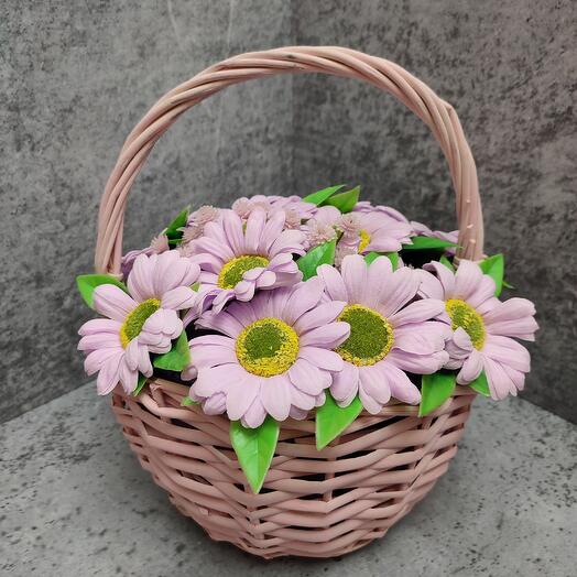 Корзиночка из мыльных ромашек с зеленью