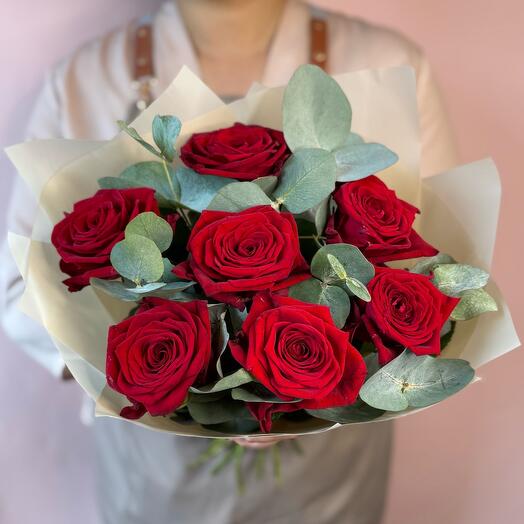 Букет из 7 красных роз с эвкалиптом