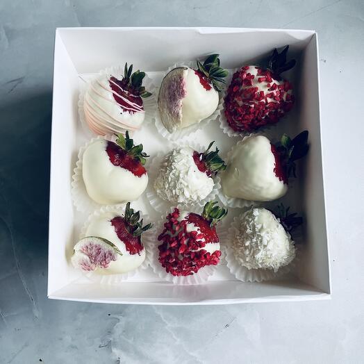 Клубника в белом шоколаде микс 9 шт