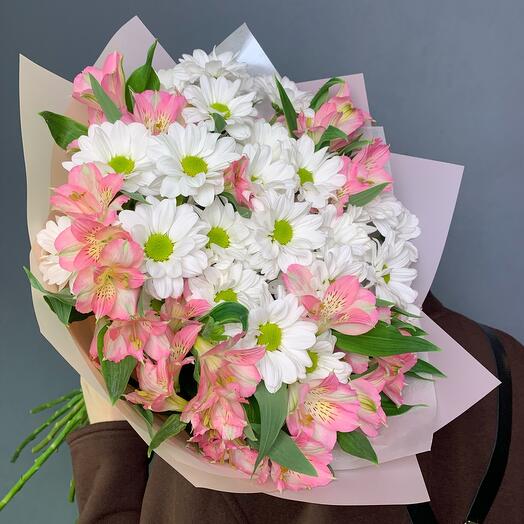 Букет «Искра» из ромашковой кустовой хризантемы и альстромерии💕