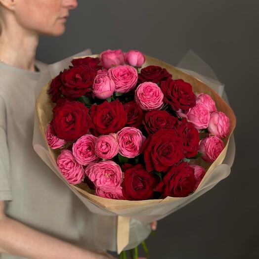 Малиново-бордовый букет кустовых роз
