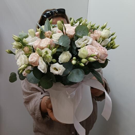 Роза пионовидная кустовая, эустома в шляпной коробочке