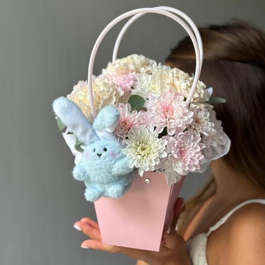 Цветы в коробке и зайка