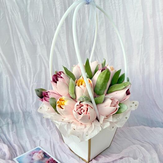 Тюльпаны из зефира в корзине