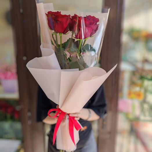 5 роз красных 100 см