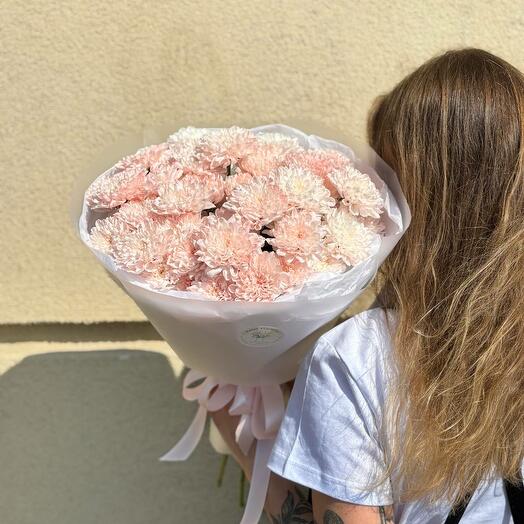 Букет из 7 розовых, воздушных, кустовых хризантем