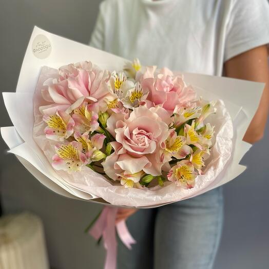 Французские розы и альстромерии