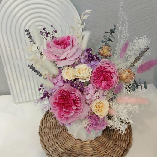 Композиция из стабилизированных роз в гипсовой кашпо