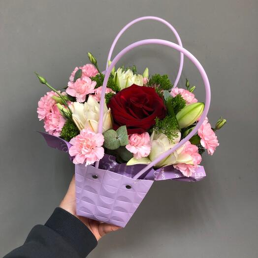 Авторская композиция с ароматной лилией и нежными кустовыми диантусами