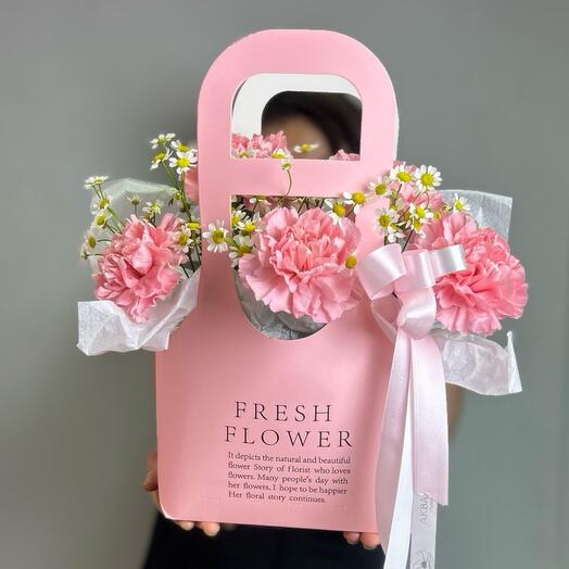 Сумочка с розовыми гвоздиками и ромашками