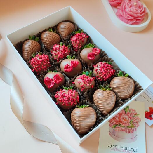 Клубника в шоколаде 15 - 20 шт с сублимированной малиной