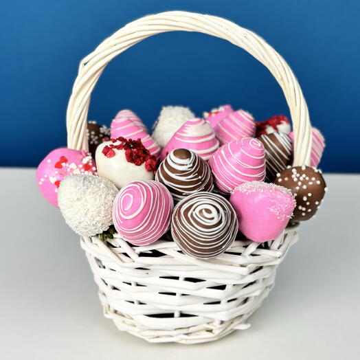 Мини корзиночка с клубникой в шоколаде