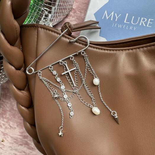 Булавка с цепочками на пиджак