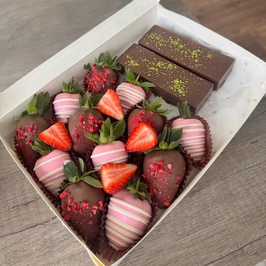Набор из 12 клубник в шоколаде и дубайской плитки