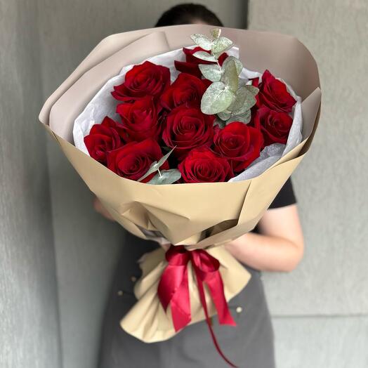 Красные розы (11 штук) с эвкалиптом