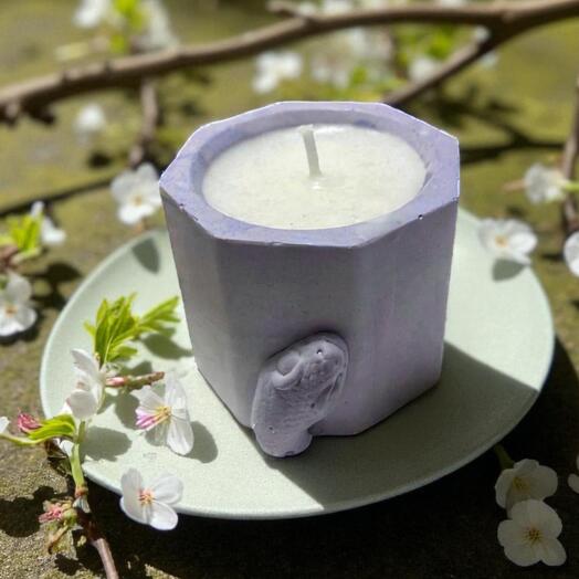 Свеча с подсвечником змея