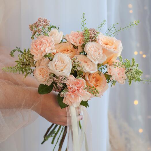 Букет невесты в персиковых оттенках «Мед»