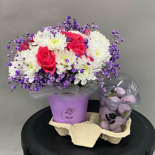 Подарочный набор клубника в шоколаде и композиция из цветов в сиреневых оттенках