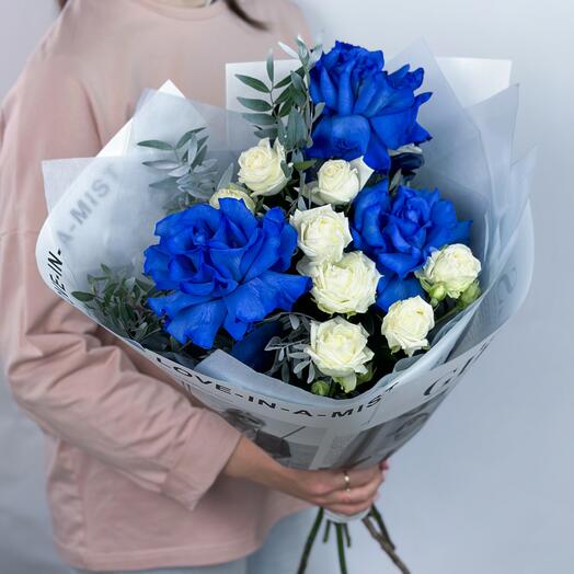 Яркий букет из синих французских роз и белых пионовидных роз в матовой упаковке