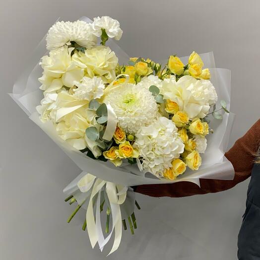 Сборный букет гигант с хризантемой, французскими и кустовыми розами, диантусами и гортензией