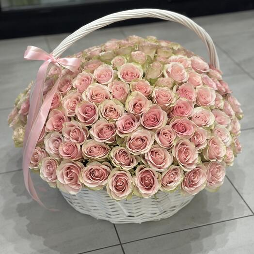 Большая корзина с 155 нежными розами