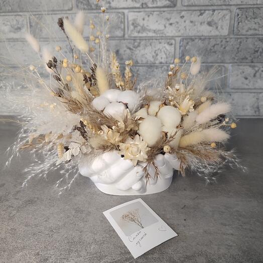 Композиция из сухоцветов в гипсовом кашпо "Ладони"