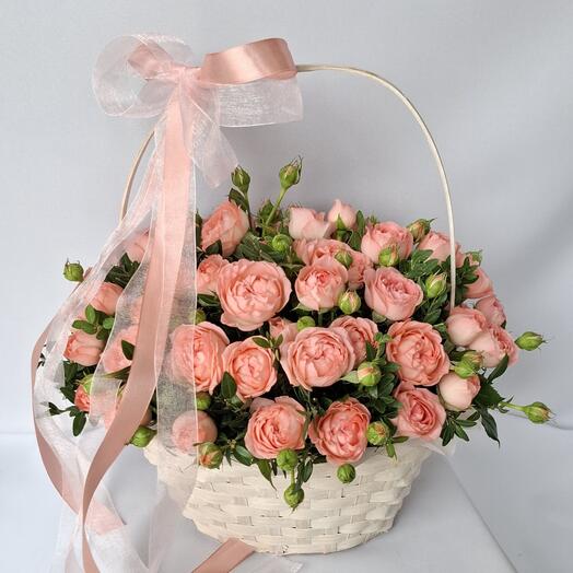 Кустовые пионовидные розочки в плетёный корзине
